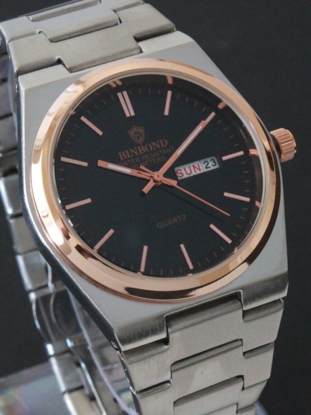 Men's Integrated Bracelet Sports Watch Stainless Steel Radiant Black Dial 40mm